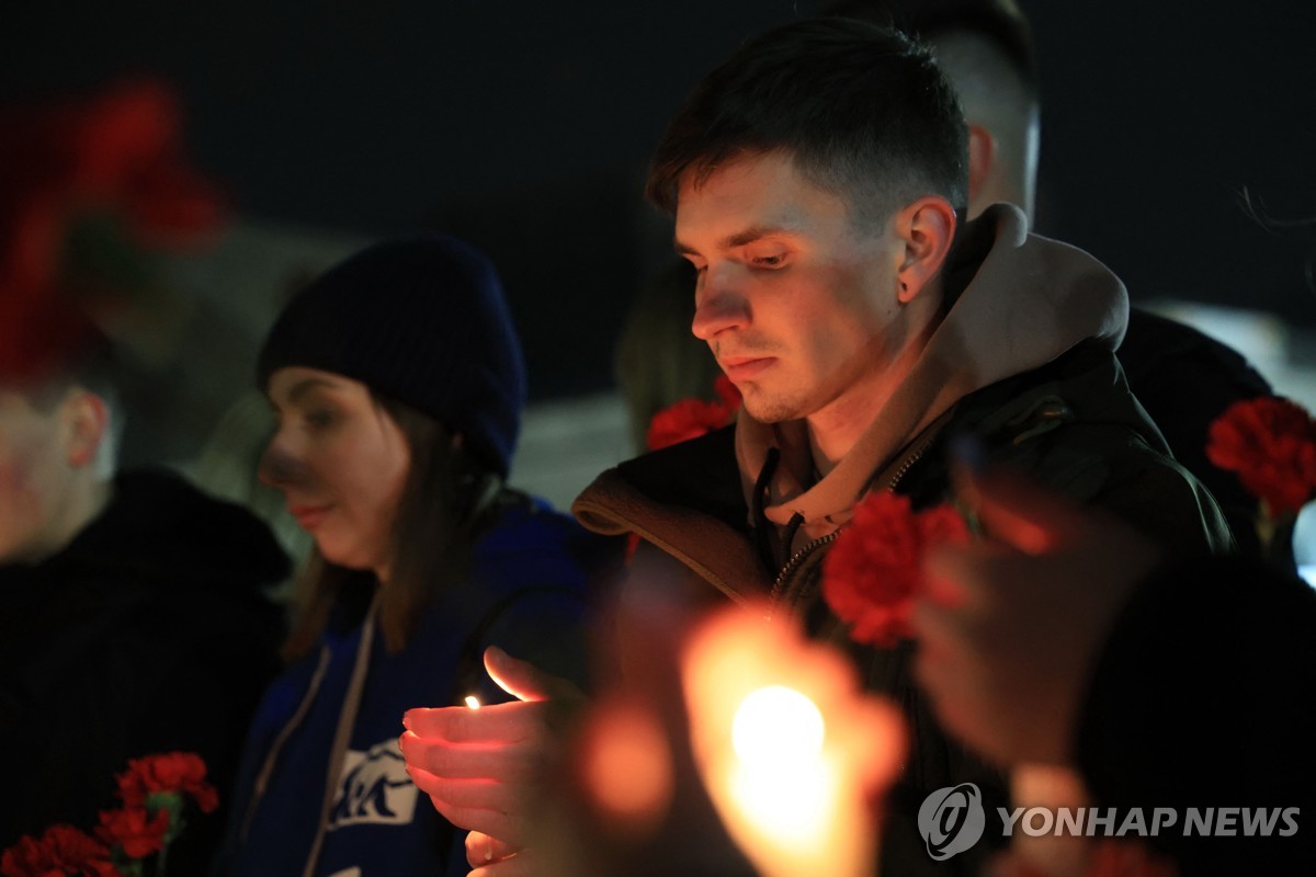 모스크바 총격 테러 희생자 추모하는 크림반도 시민들