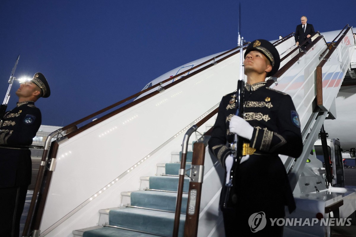 전용기에서 내리는 푸틴