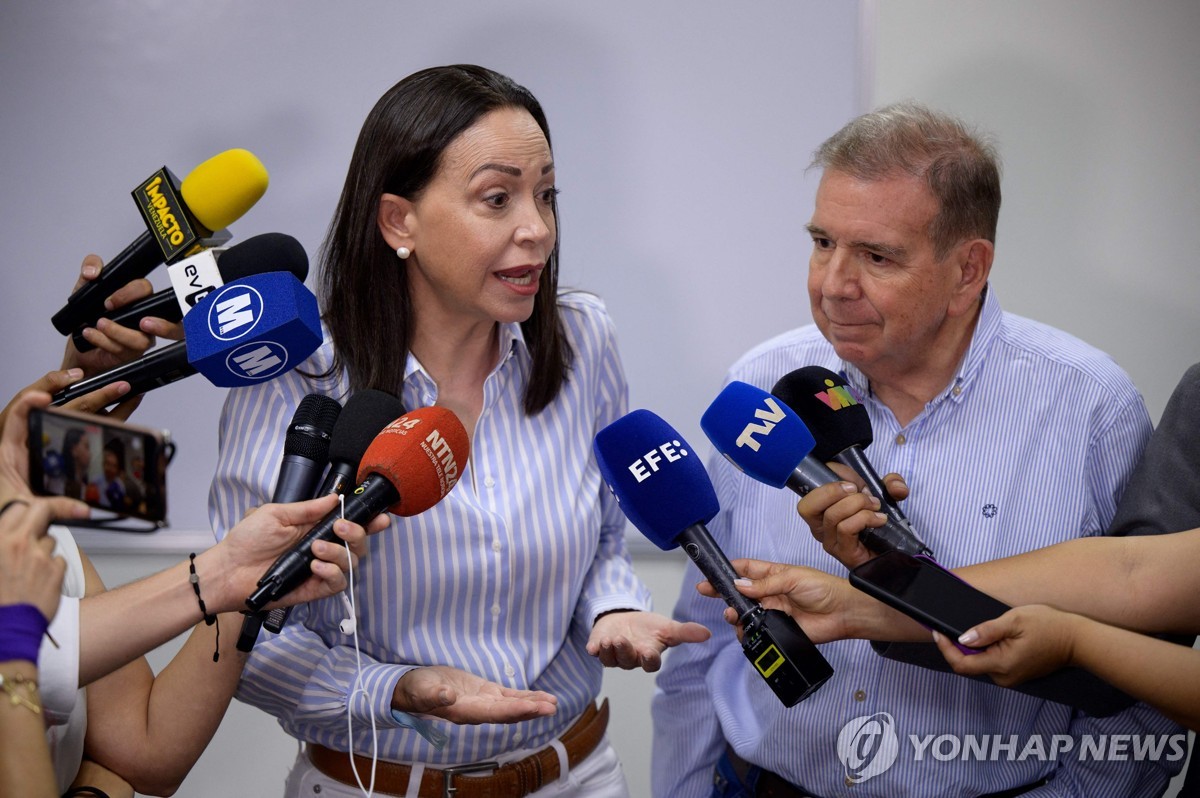 발언하는 마리아 코리나 마차도(왼쪽)와 베네수엘라 대선 후보인 에드문도 곤살레스 우루티아