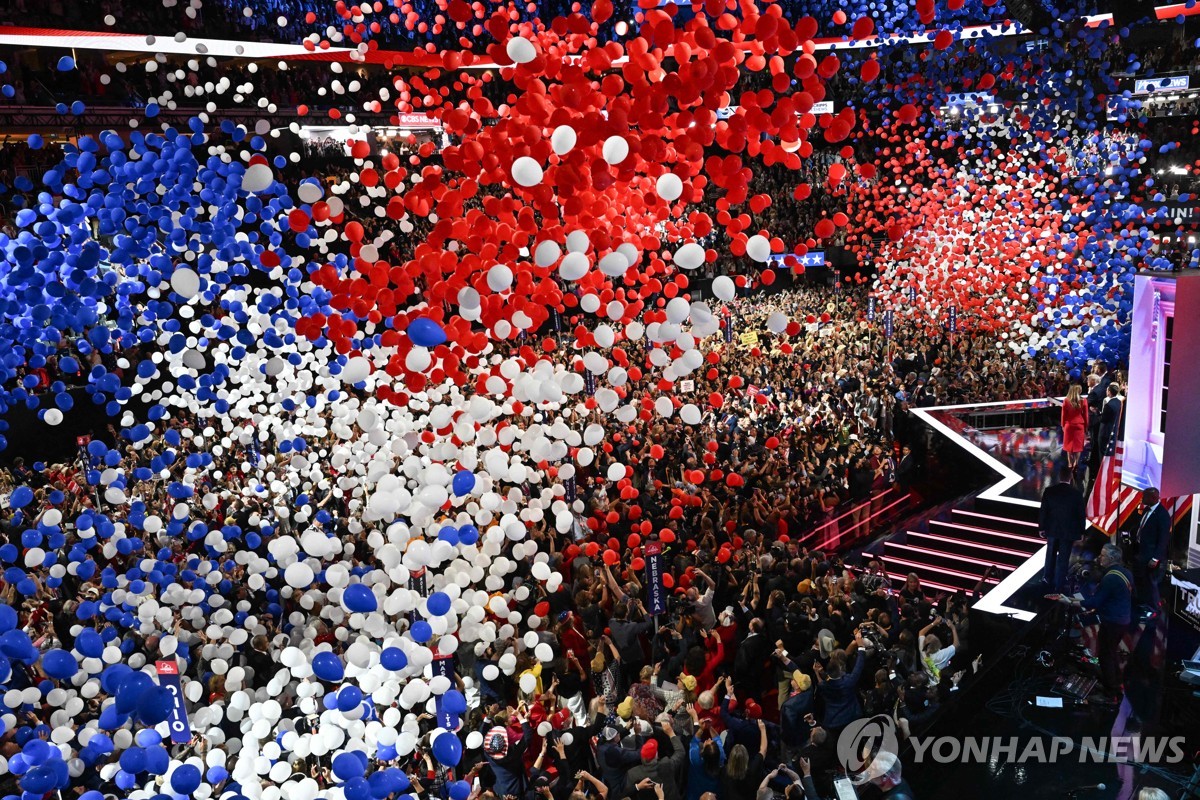 트럼프의 후보직 수락 직후 전당대회장에서 날아오르는 풍선들