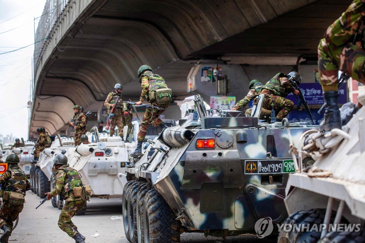 장갑차에서 내리는 방글라데시 군