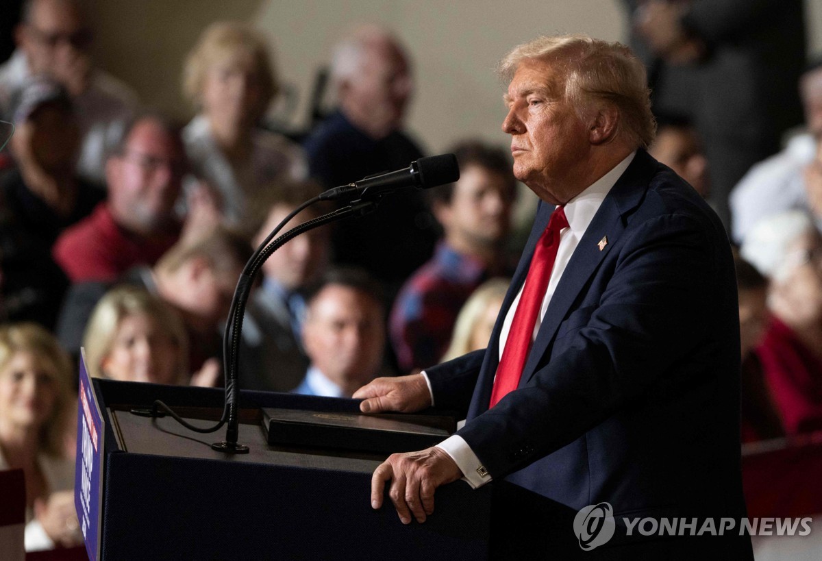 El expresidente estadounidense Donald Trump habla en un mitin de campaña en el New Holland Arena en Harrisburg, Pensilvania, el 31 de julio de 2024, en esta foto difundida por AFP. (Yonhap)