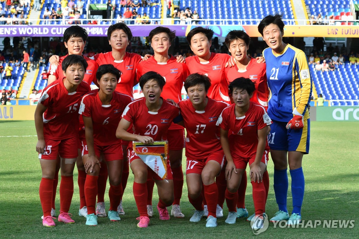 미국전에 앞서 기념사진을 촬영하는 북한 여자 U-20 대표팀 선수들