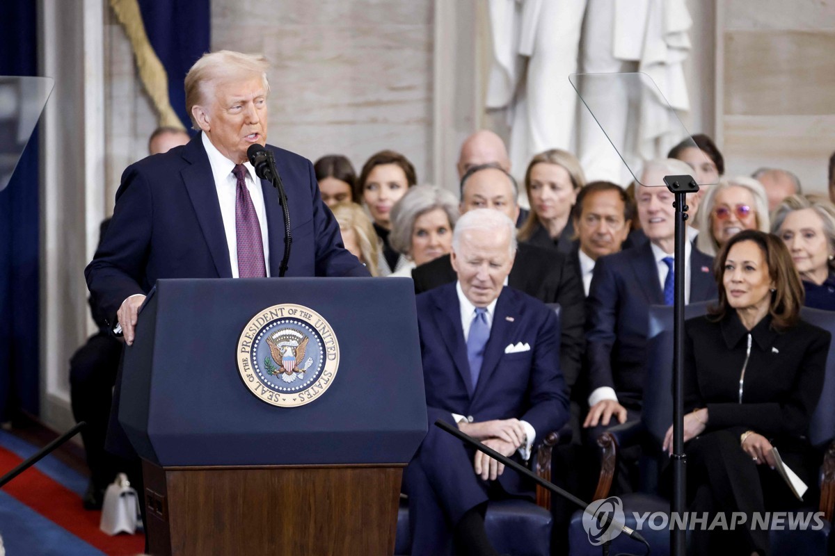 El presidente de Estados Unidos, Donald Trump, pronuncia su discurso inaugural después de prestar juramento como el 47º presidente de Estados Unidos dentro de la Rotonda del Capitolio en Washington el 20 de enero de 2025 en esta fotografía publicada por AFP. (Foto de la piscina) (Yonhap)