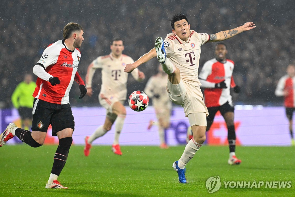 공을 걷어내려는 뮌헨의 김민재(앞줄 오른쪽)