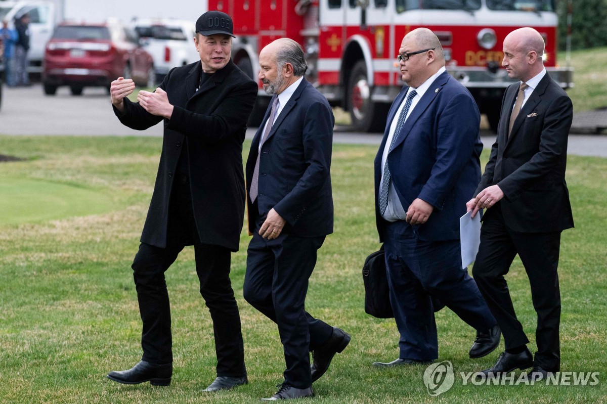 지난 14일 백악관에서 얘기 나누는 일론 머스크와 하워드 러트닉 장관 