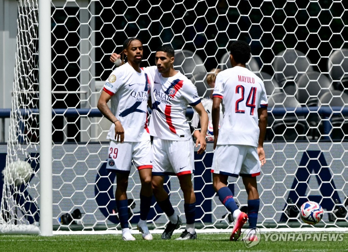 하키미(가운데)의 골에 기뻐하는 PSG 선수들