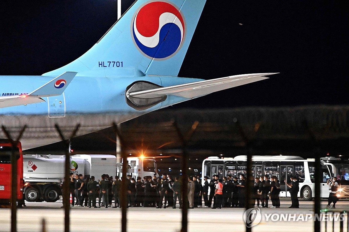 캄보디아서 전세기 탑승하는 구금 한국인들