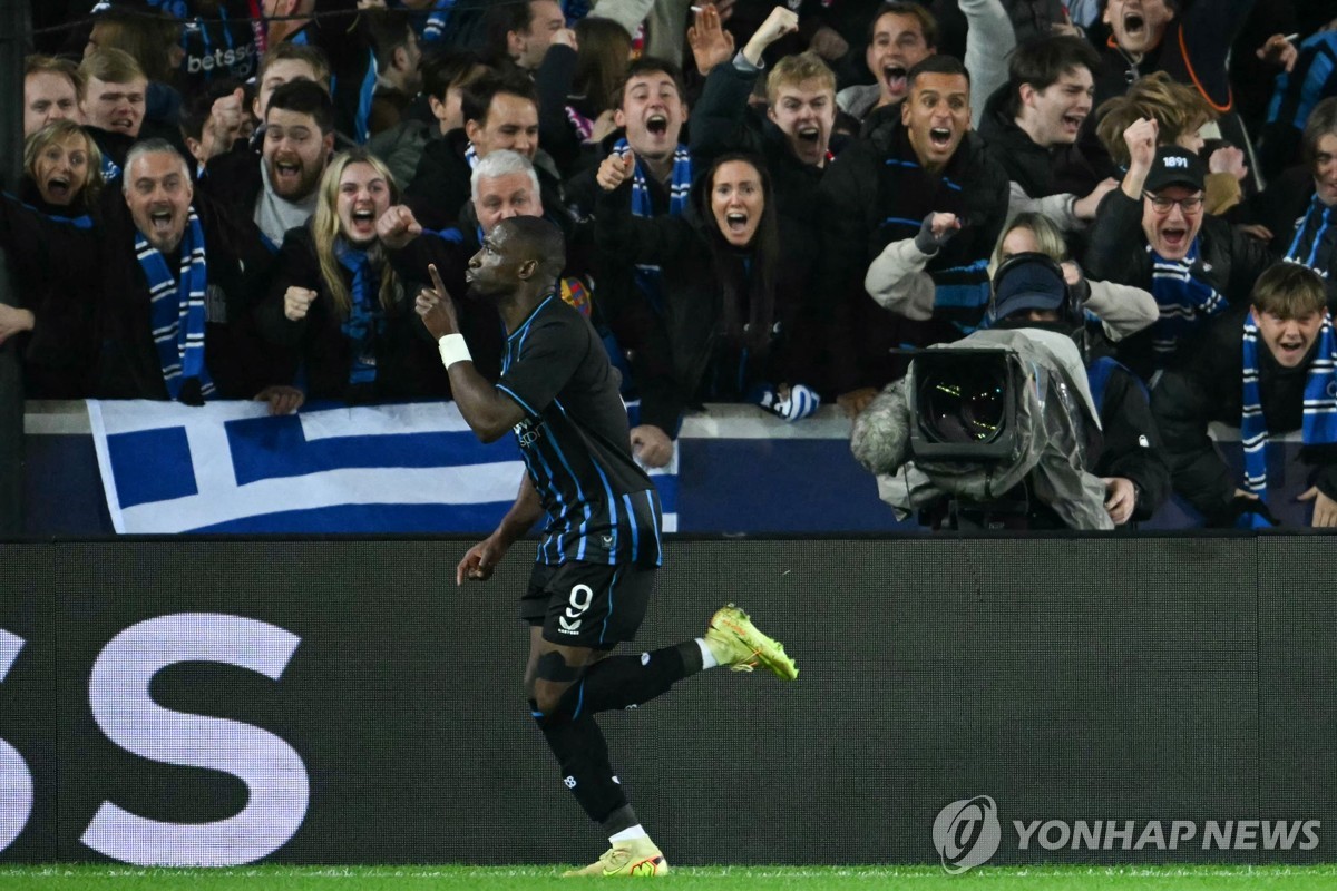 세리머니 하는 브뤼허의 카를루스 포르브스.