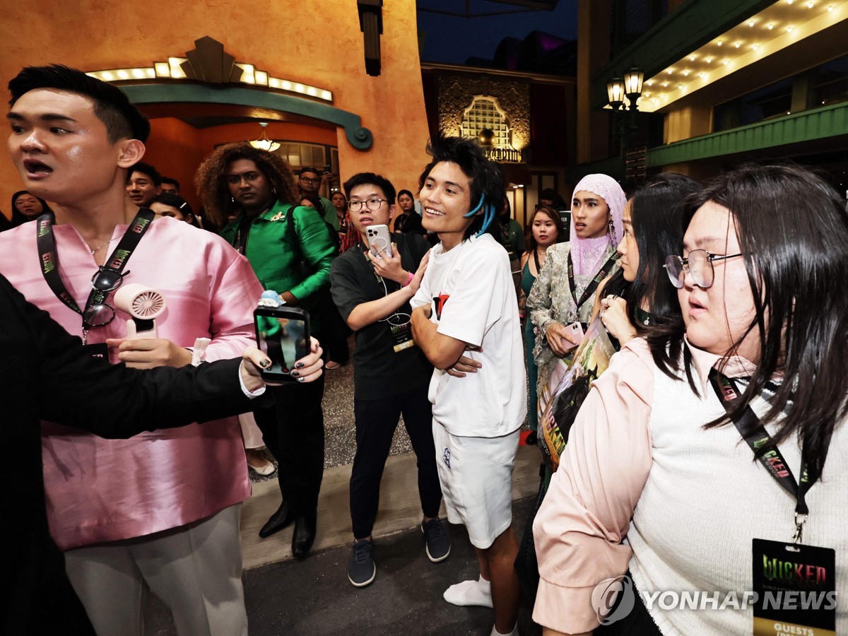 싱가포르에서 아리아나 그란데에게 달려든 존슨 웬(가운데 흰옷입은 남성)