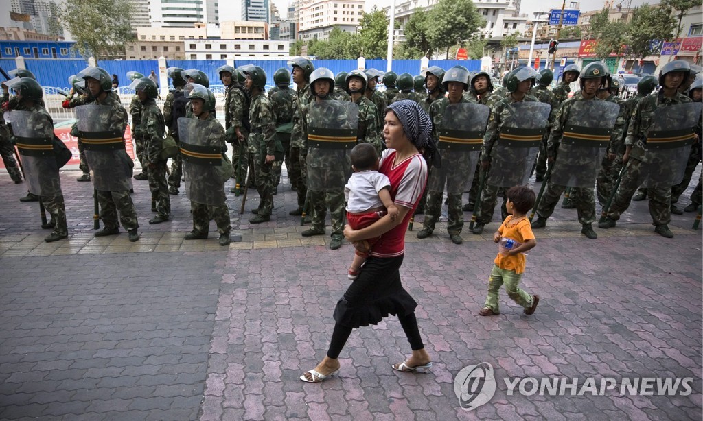 [EPA=연합뉴스 자료사진] 신장 위구르 지역에 배치된 중국군