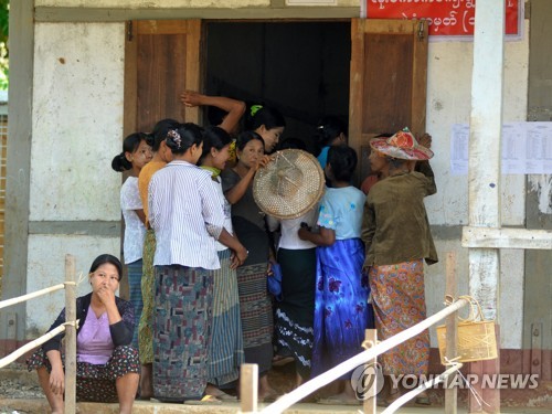 지난 1일 미얀마 서부 라카인 주의 한 마을에서 주민들이 보궐선거에 참여하기 위해 투표소 앞에서 순서를 기다리고 있다. [EPA=연합뉴스자료사진]