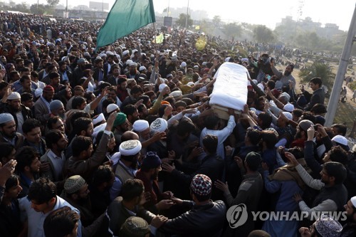 26일 파키스탄 이슬라마바드에서 전날 경찰의 시위대 해산 과정에서 숨진 시위참가자의 장례식이 벌어지고 있다.[EPA=연합뉴스 자료사진]