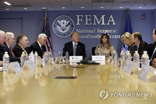 FEMA 본부 방문한 트럼프 대통령 부부