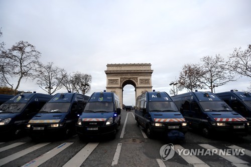 파리서 '노란 조끼' 시위대 경찰과 충돌…최루탄 쏘며 진압