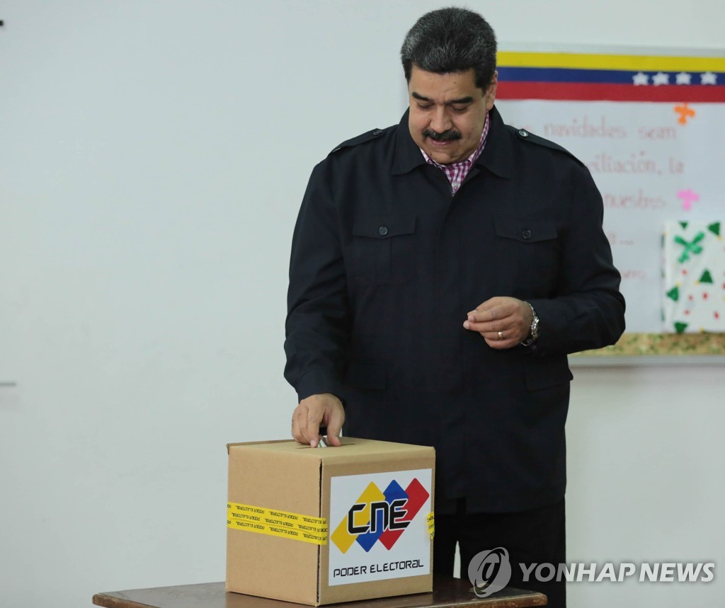 지방의회 선거에 투표하는 니콜라스 마두로 베네수엘라 대통령 [EPA=연합뉴스] 