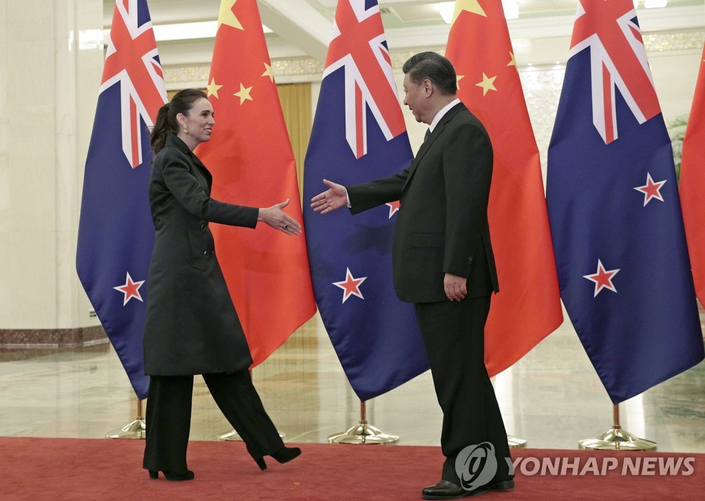 뉴질랜드 총리, 시진핑과 악수