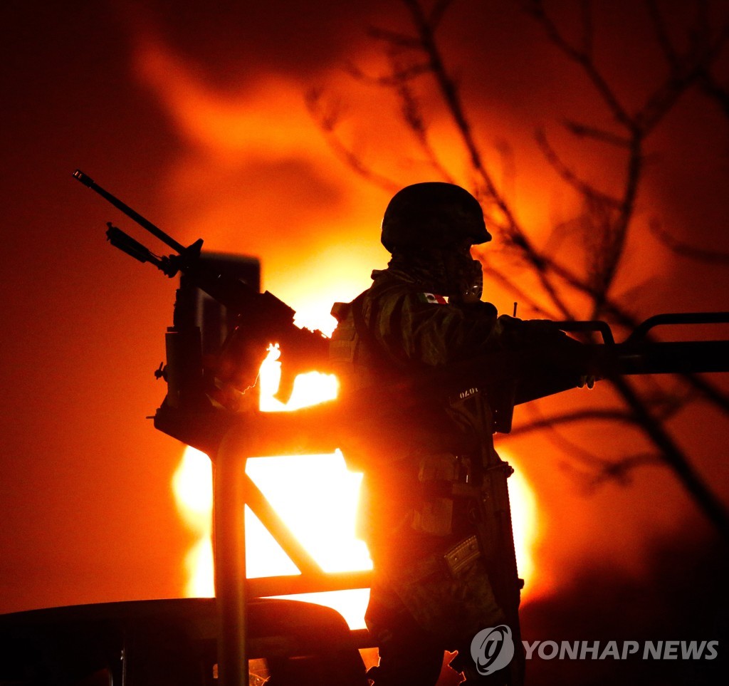 ì¡ì ê´ í­ë°ãíì¬ íì¥ì ì¶ëí ë©ìì½ êµ° [EPA=ì°í©ë´ì¤ ìë£ ì¬ì§]