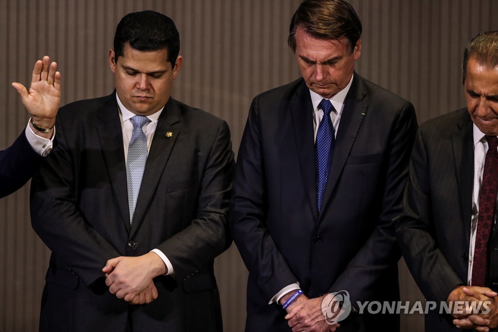 개신교 행사에서 기도하는 보우소나루 브라질 대통령(오른쪽)