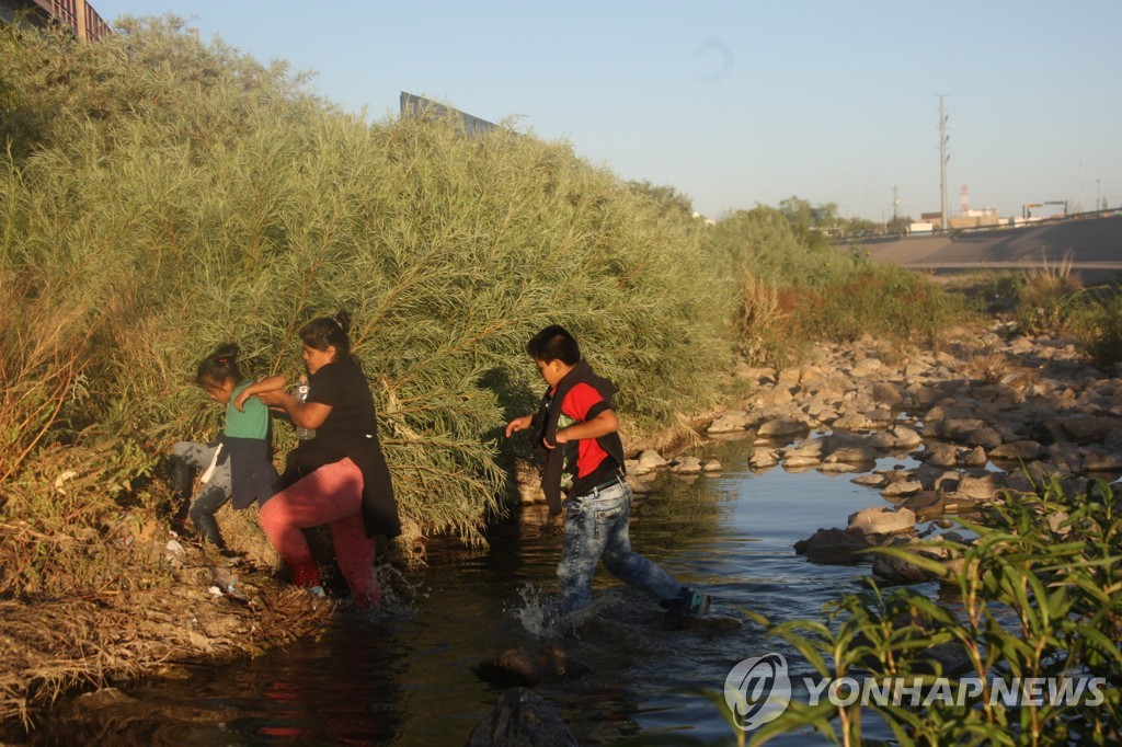 리오그란데 강을 건너 미국으로 향하는 중미 이민자 가족 [EPA=연합뉴스 자료 사진]