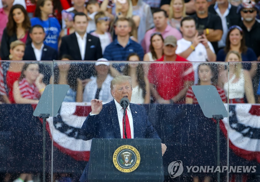 미국 독립기념일 행사에서 연설하는 도널드 트럼프 미국 대통령 [EPA=연합뉴스]