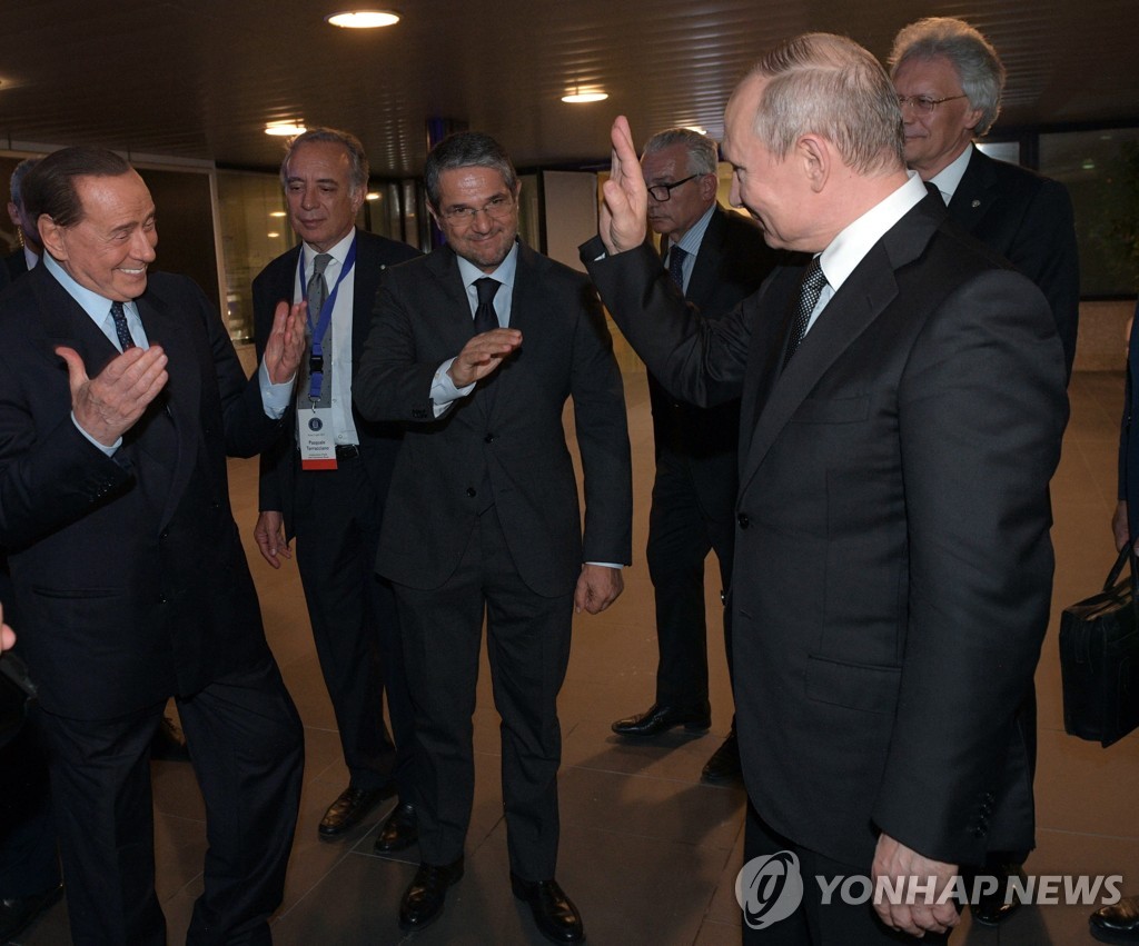 2019년 7월 푸틴 대통령(오른쪽)과 반갑게 인사하는 베를루스코니 전 총리
