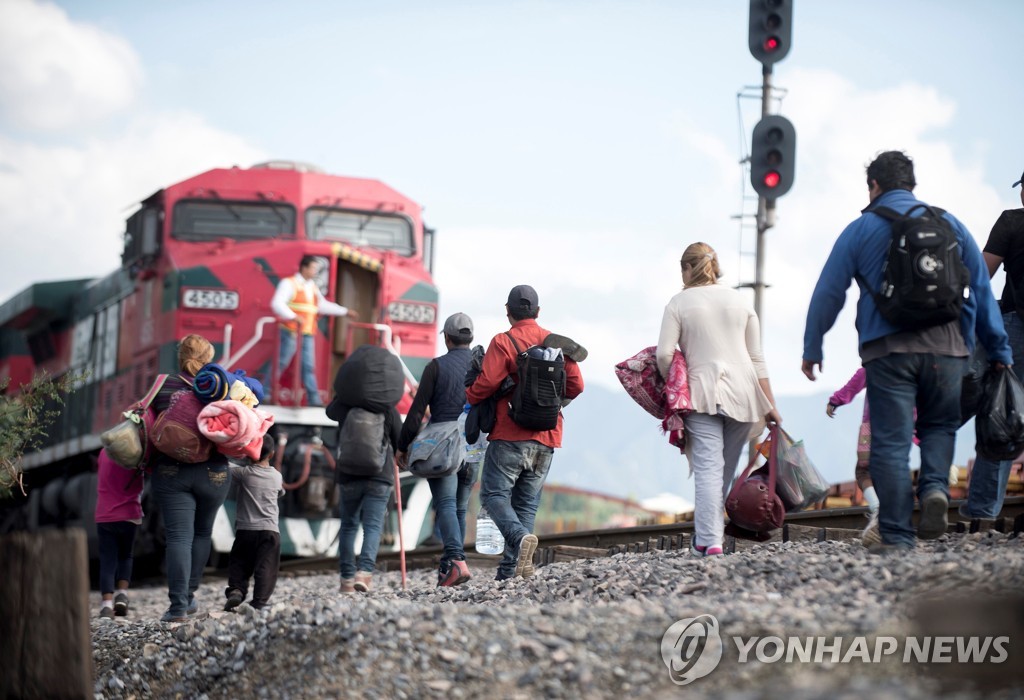 미국에 가기 위해 멕시코 화물열차 오르는 중미 이민자들