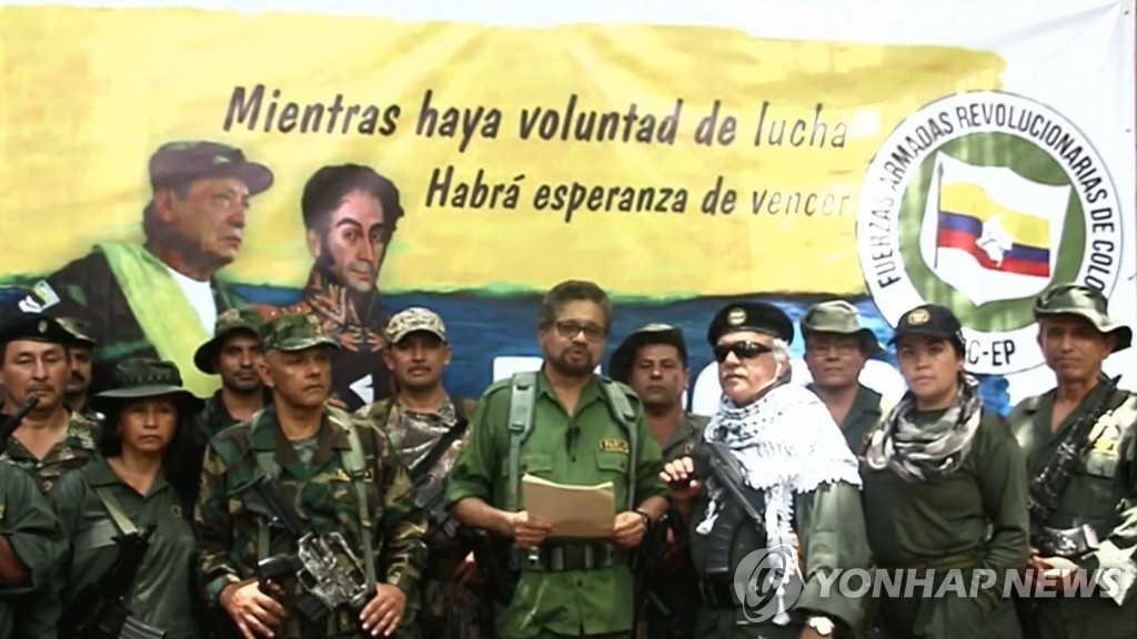 2019년 8월 무장투쟁 재개 선언하는 산트리치(오른쪽 네 번째) 등 FARC 잔당