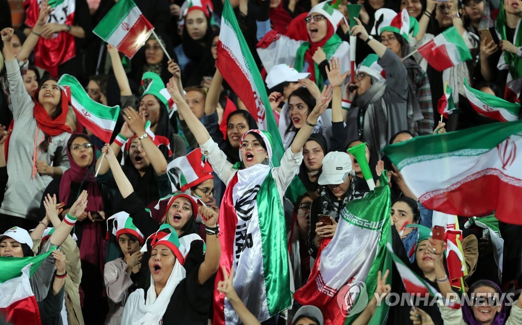 2019년 카타르 월드컵 2차 예선 이란-캄보디아전을 관람하는 이란 여성팬들
