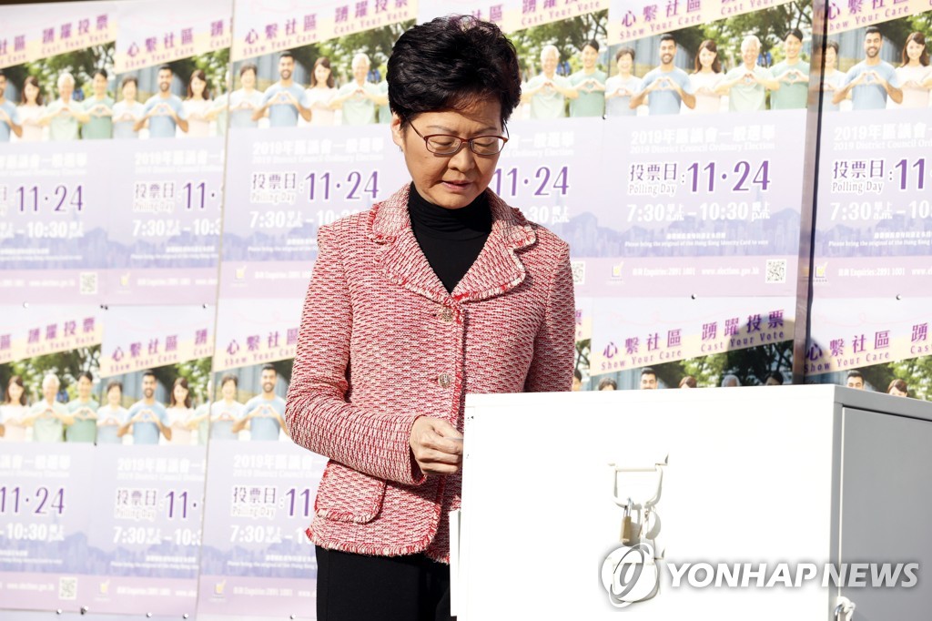 지난 24일 홍콩 구의원 선거에서 투표하는 캐리 람 행정장관 [EPA=연합뉴스]