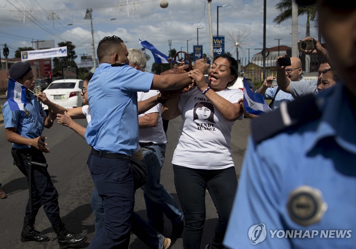 2019년 정치범 석방 요구 시위 도중 경찰에 제지되는 니카라과 주민