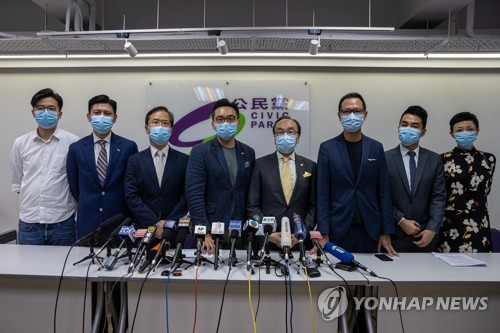 (EPA=연합뉴스) 2020년 7월 30일 홍콩 제2 야당 공민당 소속 입법회 의원들이 기자회견을 하는 모습. 왼쪽에서 다섯번째가 앨런 렁 주석.[연합뉴스 자료사진] 2022.12.4.