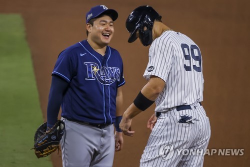 In this EPA photo, the Tampa Bay Rays' first baseman Choi Ji-man (L) shares a laugh with Aaron Judge of the New York Yankees during the bottom of the seventh inning of Game 3 of the American League Division Series at Petco Park in San Diego on Oct. 7, 2020. (Yonhap)