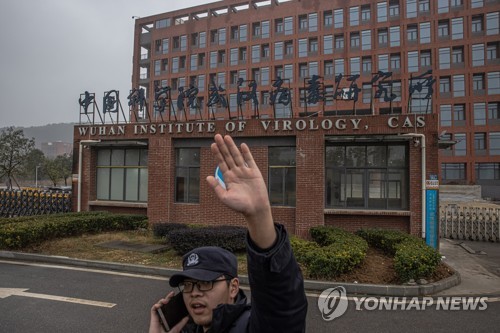 "코로나19 실험실 유출설 불지핀 中연구원, 美정부 후원받아"