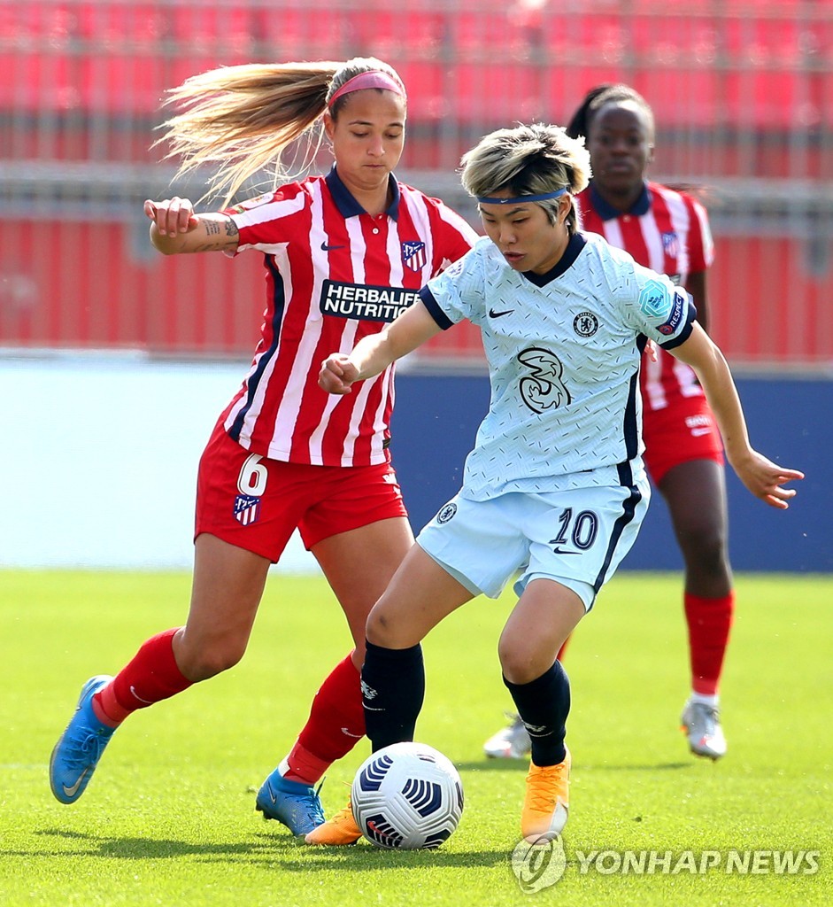 In this EPA file photo from March 10, 2021, Ji So-yun of Chelsea FC Women (R) is in action against Deyna Castellanos of Atletico Madrid Femenino during the second leg of the round of 16 at the UEFA Women&apos;s Champions League at Brianteo Stadium in Monza, Italy. (Yonhap)