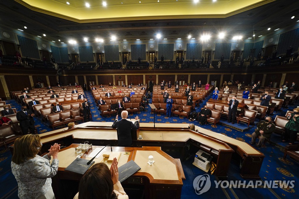 바이든 의회연설 성과 자찬에 침묵하던 공화, 대중 견제에 기립 ...