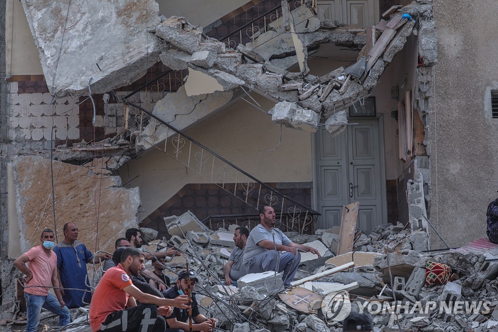 16일 이스라엘의 공습으로 안파된 건물 잔해에서 생존자를 수색하는 팔레스타인 구조대원들 당국자들 [EPA=연합뉴스]