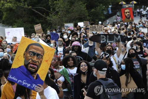 지난 2021년 5월 '플로이드 사망 1주기' 추모 행진 벌이는 뉴욕 시민들