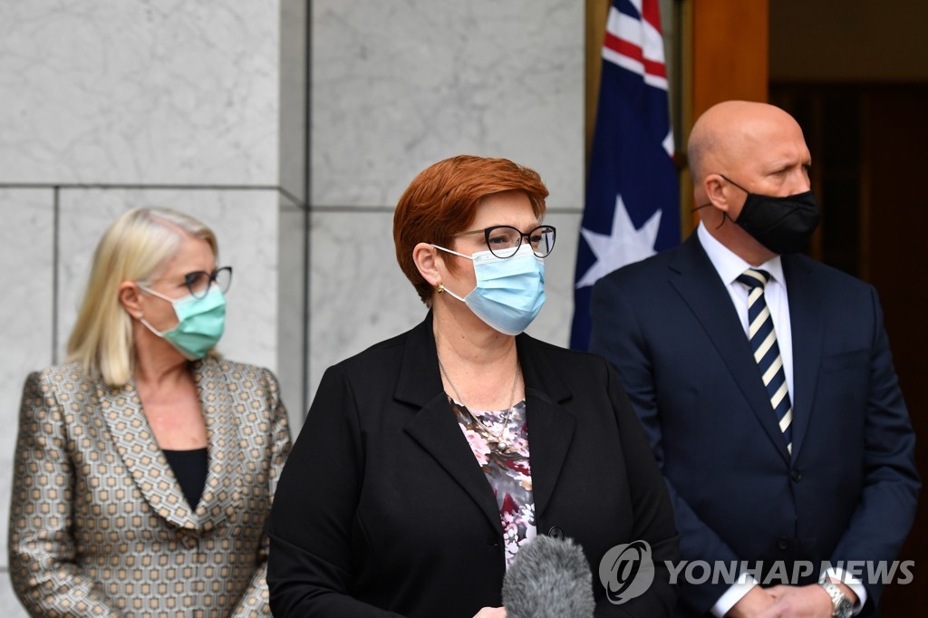 This EPA file photo shows Australian Foreign Minister Marise Payne (C) and Defense Minister Peter Dutton (R) listening to Australian Prime Minister Scott Morrison during a press conference on Afghanistan in Canberra, Australia, on Aug. 27, 2021. (Yonhap)