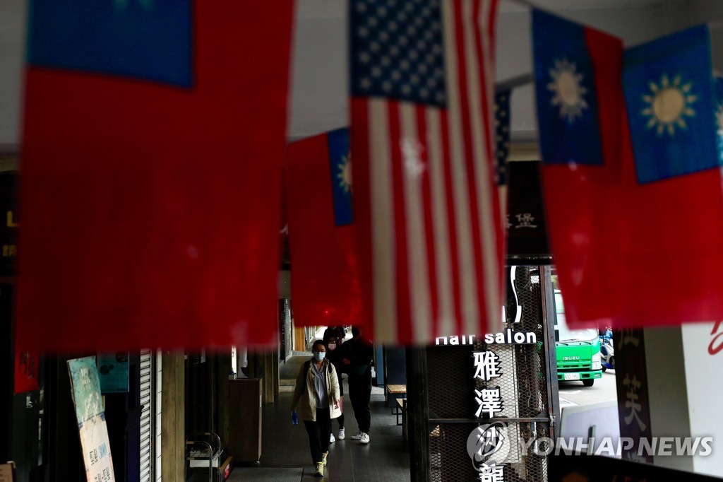 나란히 걸린 대만·미국 국기