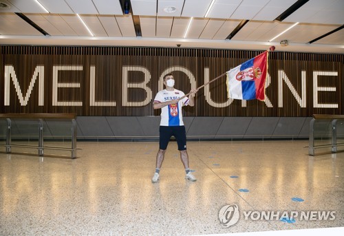 멜버른 공항에서 세르비아 기를 흔들며 조코비치 입국을 기다리는 테니스 팬.