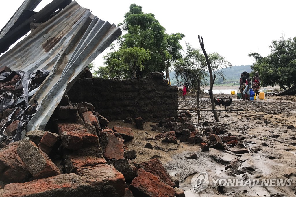 열대폭풍 여파로 파괴된 가옥