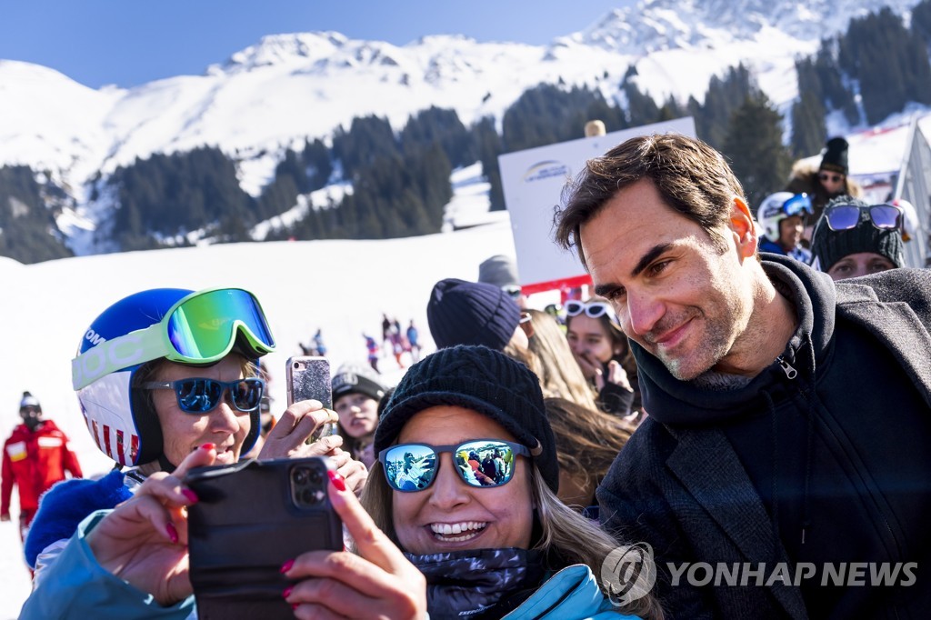 월드컵 스키 경기장을 방문해 팬들과 사진을 찍는 페더러(오른쪽)