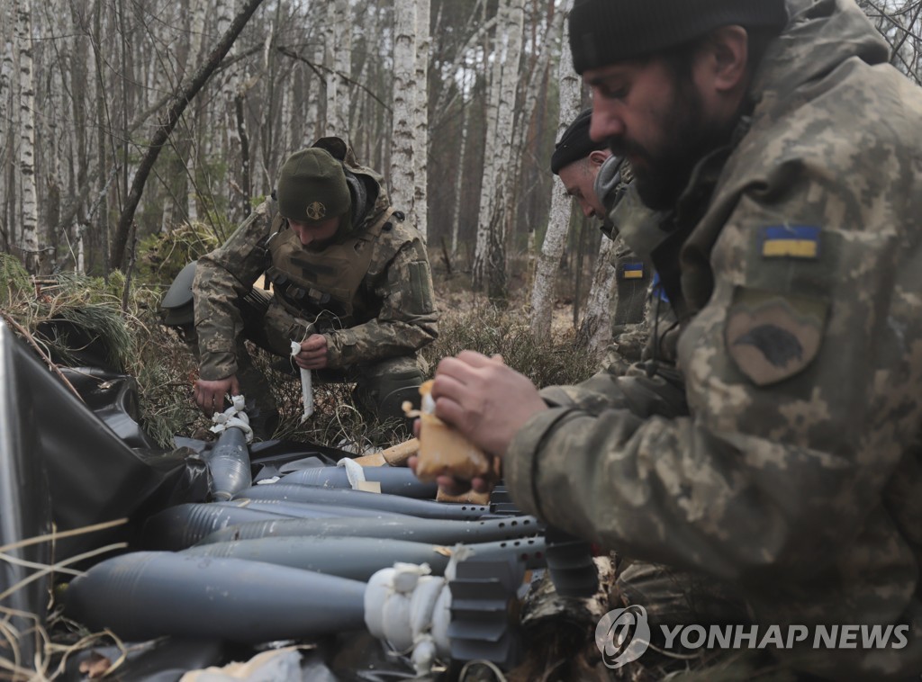 우크라이나 키이우 인근에서 전투 준비하는 우크라이나군