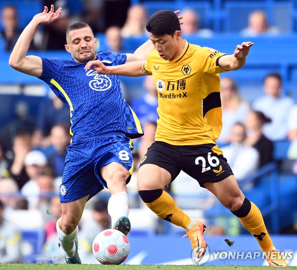 In this EPA file photo from May 7, 2022, Hwang Hee-chan of Wolverhampton Wanderers (R) battles Mateo Kovacic of Chelsea for the ball during their clubs' Premier League match at Stamford Bridge in London. (Yonhap)