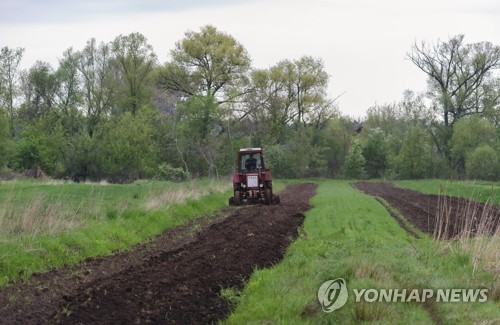 지난달 9일 우크라이나 서부 르비우에서 일하는 농부