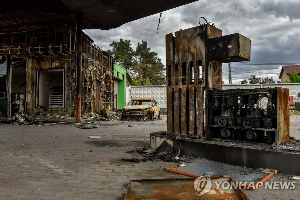러시아의 포격으로 불타버린 우크라이나 주유소