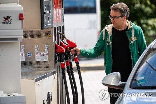 독일의 한 주유소에서 기름 넣는 시민