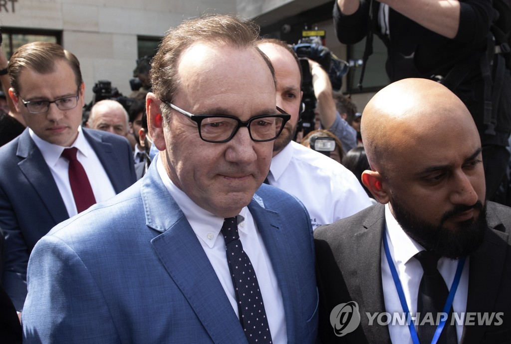 '성추문' 스페이시, 하우스오브카드 제작사에 400억원 배상 | 연합뉴스