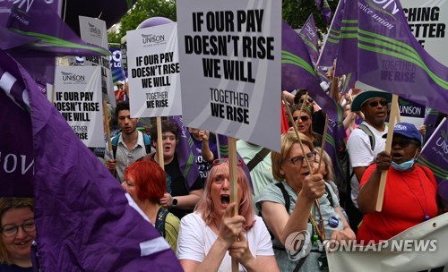 '월급 빼고 다올랐다' 시위 나선 영국인들 